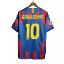 Camisa Barcelona Ronaldinho 05/06 Retrô - Azul e Vermelha